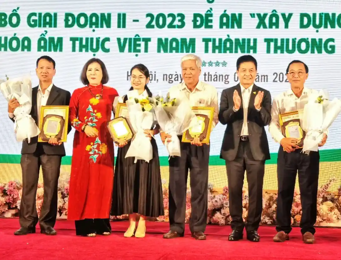 Ông Nguyễn Hoàng Ơn (bìa phải), Giám đốc Trung tâm Phát triển Du lịch TP Cần Thơ, nhận chứng nhận vinh danh từ VCCA. Ảnh: CTV
