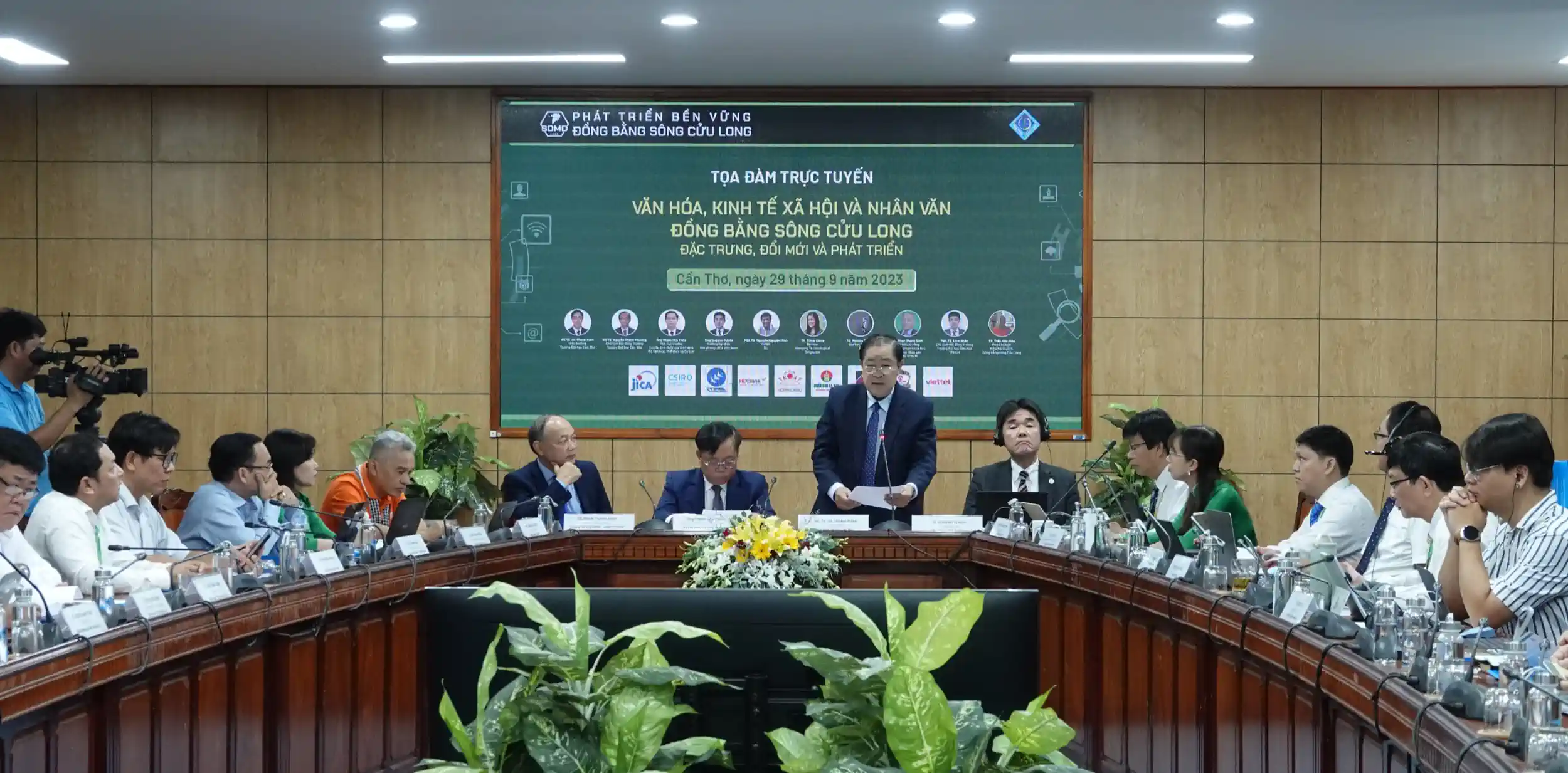 GS.TS Hà Thanh Toàn, Hiệu trưởng Trường Đại học Cần Thơ, phát biểu tại tọa đàm. Ảnh: DUY KHÔI
