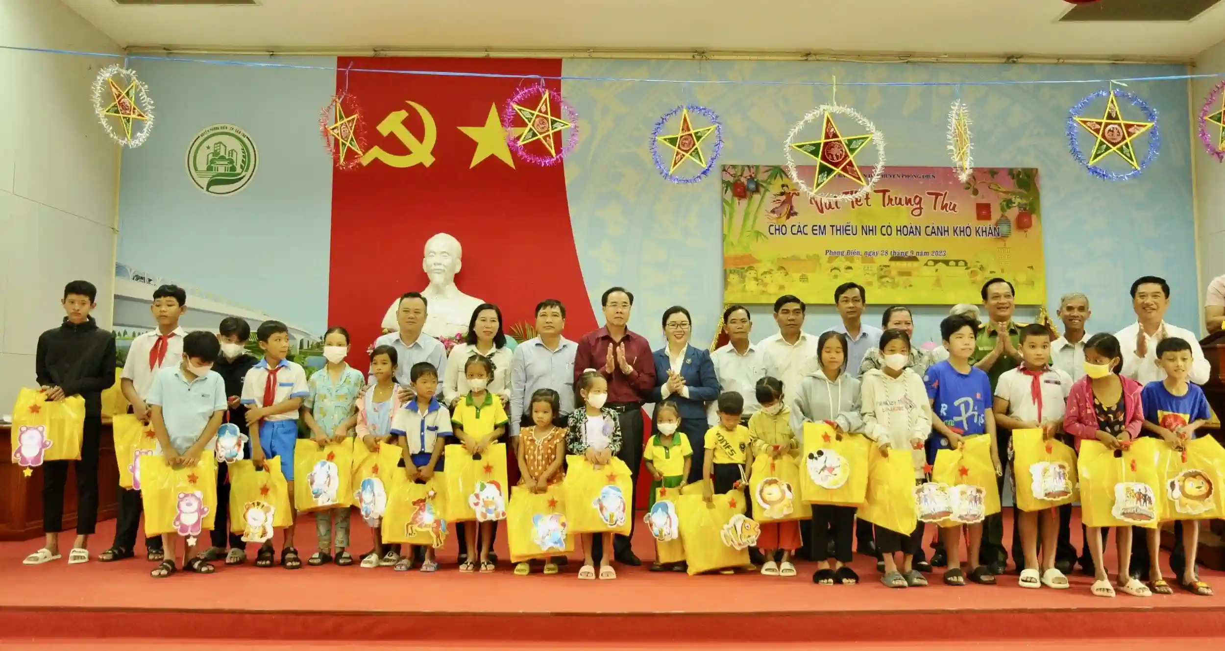 Chương trình “Vui Tết Trung thu cho các em thiếu nhi có hoàn cảnh khó khăn” tại huyện Phong Điền. Ảnh: CTV