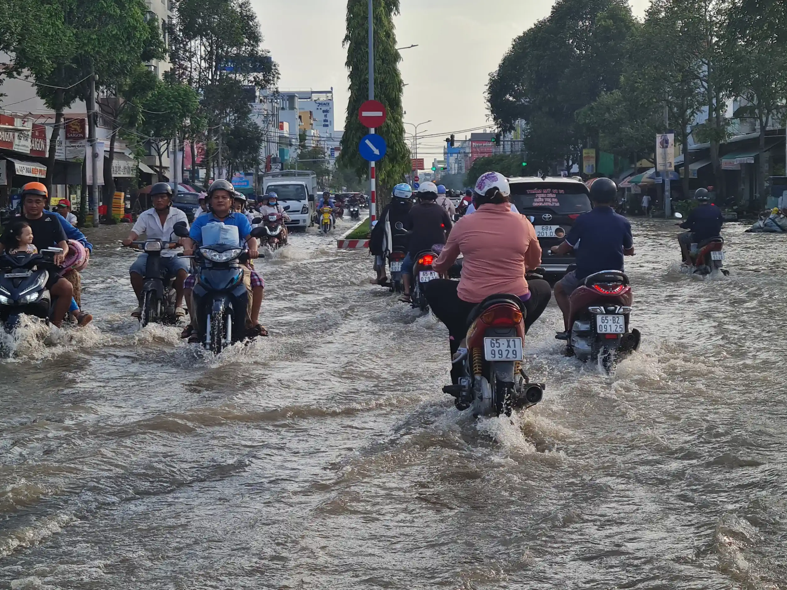 An toàn cho người dân khi triều cường đạt đỉnh, gây ngập đô thị