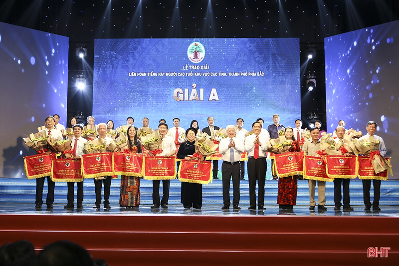 Phát động Tháng hành động vì người cao tuổi Việt Nam năm 2023 Chủ tịch Ủy ban Trung ương MTTQ Việt Nam Đỗ Văn Chiến, Chủ tịch Trung ương Hội Người cao tuổi Việt Nam Nguyễn Thanh Bình trao giải A cho các đoàn.