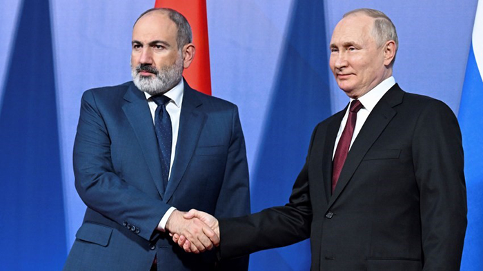 Thủ tướng Armenia Nikol Pashinyan (trái) và Tổng thống Nga Vladimir Putin tại hội nghị thượng đỉnh CSTO ở Yerevan hồi tháng 11-2022. Ảnh: AP