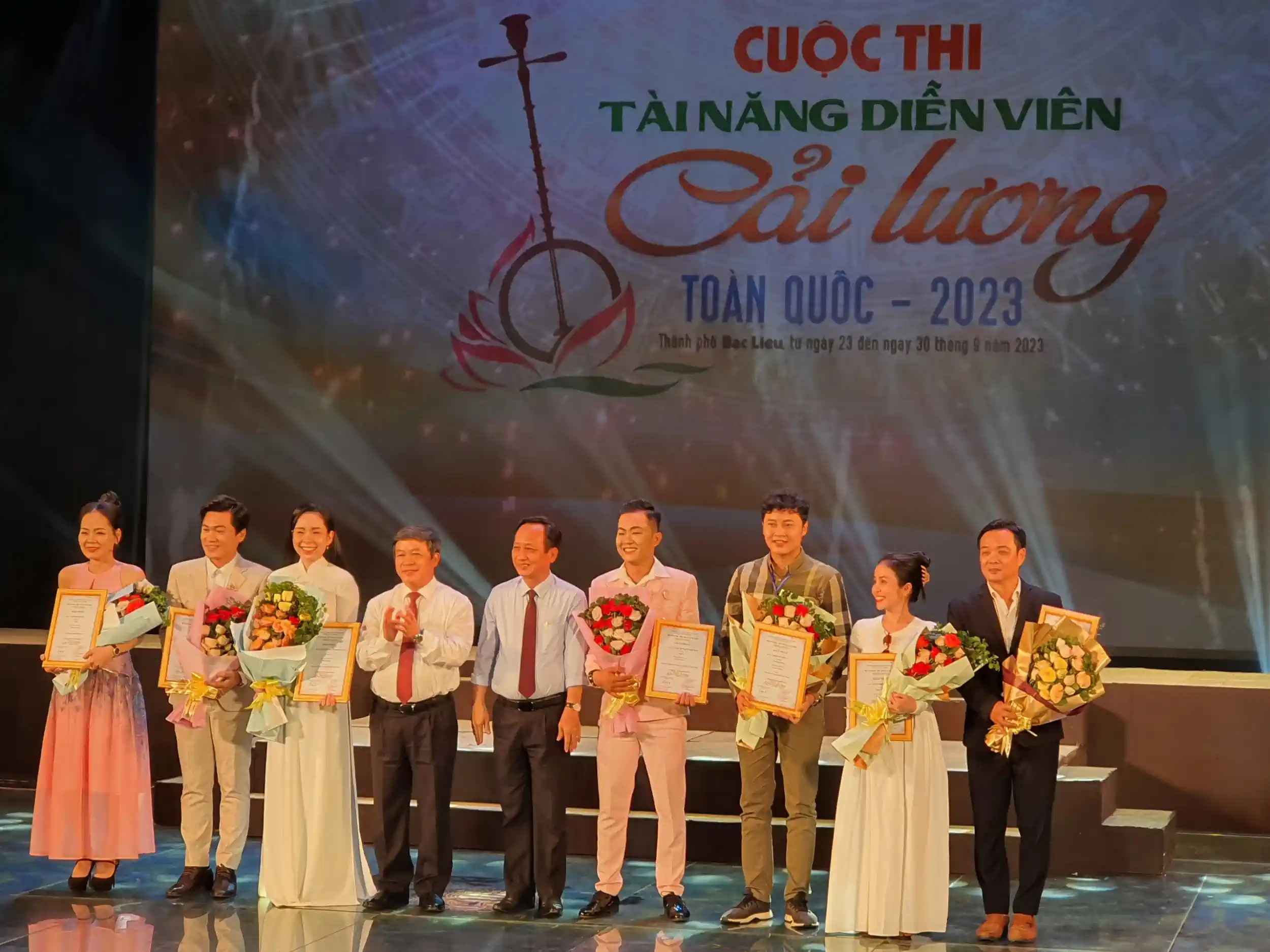 Nghệ sĩ Hồng Giang (Cần Thơ) đoạt giải Nhất Lãnh đạo Bộ Văn hóa, Thể thao và Du lịch và tỉnh Bạc Liêu trao giải Nhất cho các nghệ sĩ. Nghệ sĩ Hồng Giang đứng thứ 3, từ trái qua. Ảnh: CTV