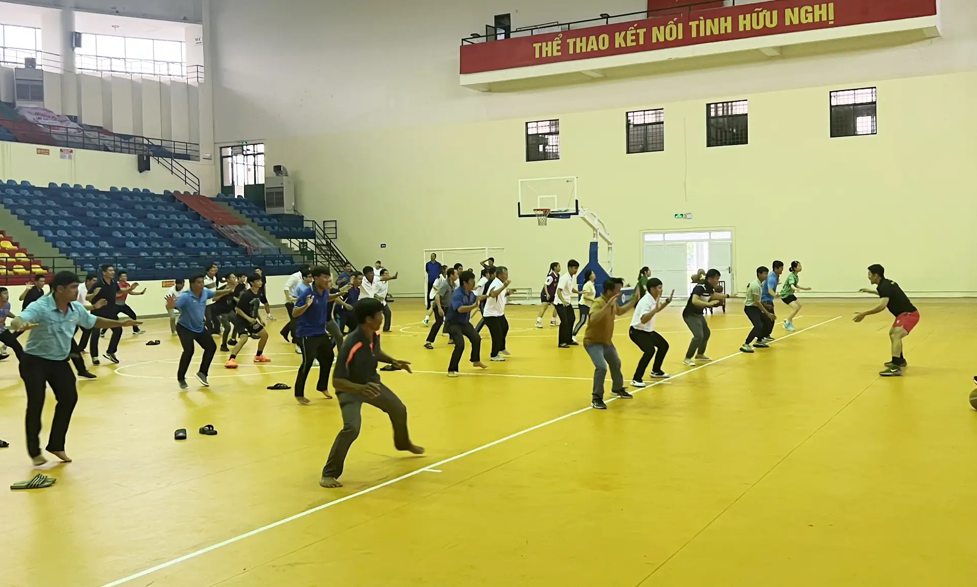Các học viên thực hành huấn luyện thi đấu bóng rổ. 