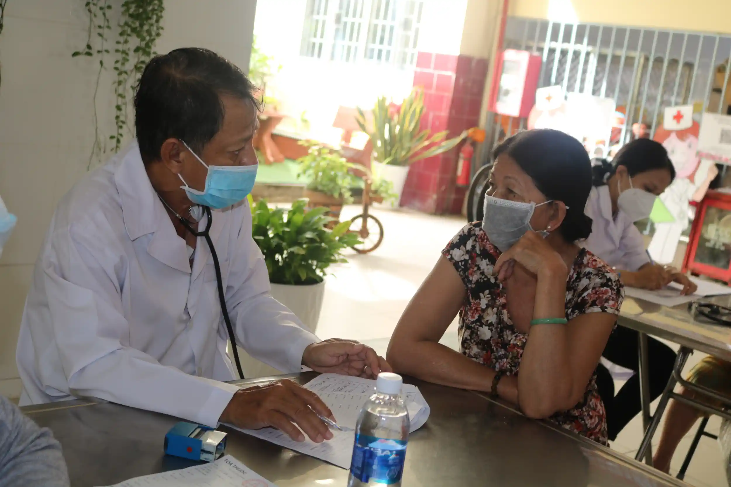 Thầy thuốc khám, tư vấn sức khỏe cho người cao tuổi tại buổi khám, cấp thuốc miễn phí ở quận Ninh Kiều, TP Cần Thơ.