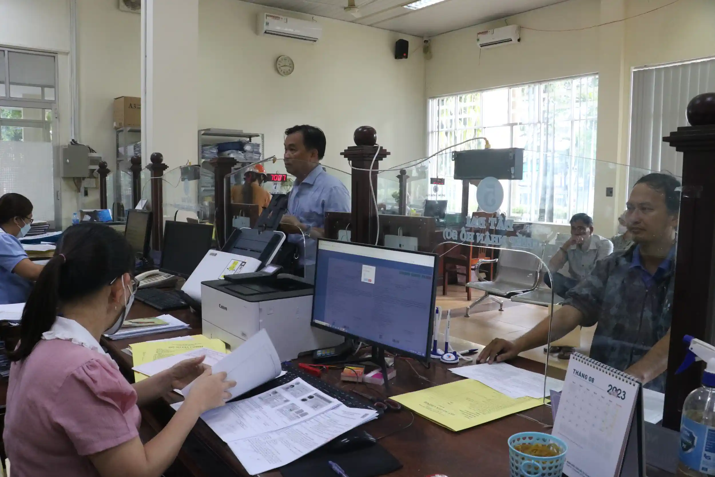 Công chức Bộ phận Một cửa UBND quận Ninh Kiều giải quyết TTHC cho người dân.