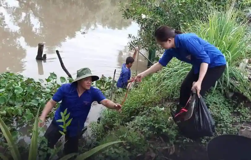 Xây dựng đội ngũ đảng viên đông về số, mạnh về chất Qua các phong trào, đoàn viên thanh niên phưQua các phong trào, đoàn viên thanh niên phường Thới Hòa tích cực thực hiện, được chăm bồi và kết nạp vào Đảng. ờng Thới Hòa tích cực thực hiện, được chăm bồi và kết nạp vào Đảng.