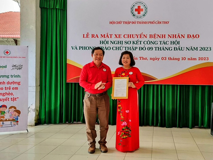 Ra mắt hoạt động xe chuyển bệnh nhân đạo Ông Nguyễn Trọng Nghĩa, Phó trưởng Cơ quan đại diện phía Nam Trung ương Hội CTĐ Việt Nam trao quyết định giao xe ô tô cho Hội CTĐ TP Cần Thơ phục vụ chuyển bệnh nhân đạo trên địa bàn thành phố.
