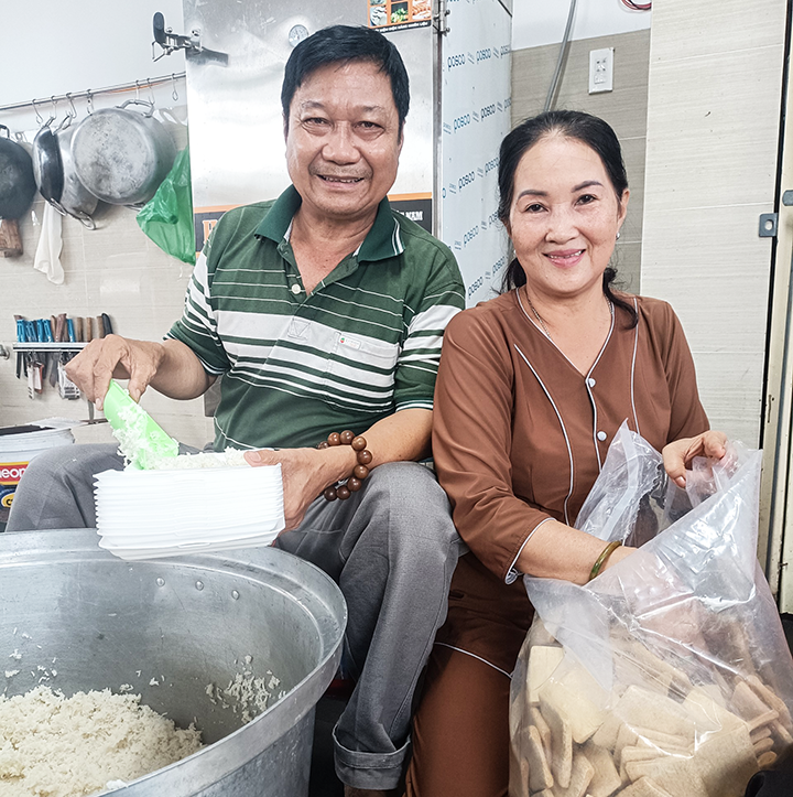 Việc thiện, việc nhà luôn có nhau Vợ chồng chú Bảy Sơn cùng tham gia nấu nướng, phụ tiếp công việc tại Tổ cơm chay miễn phí Hoa Sen.