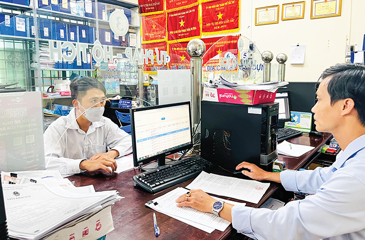 Phát huy hiệu quả sáng kiến, giải pháp cải cách hành chính Ông Nguyễn Hồng Châu, công chức Tư pháp - Hộ tịch UBND phường Trà Nóc, tiếp nhận, giải quyết hồ sơ của người dân.