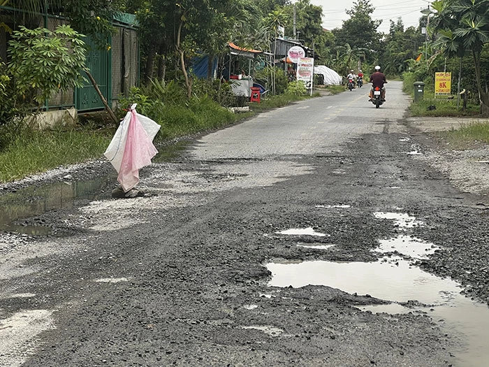 Cần giặm vá đoạn lộ hư hỏng