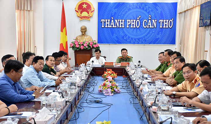 Ông Nguyễn Ngọc Hè, Phó Chủ tịch UBND TP Cần Thơ cùng các thành viên Ban ATGT TP Cần Thơ tham dự cuộc họp hưởng ứng cuộc thi “Chung tay vì ATGT” năm 2023.