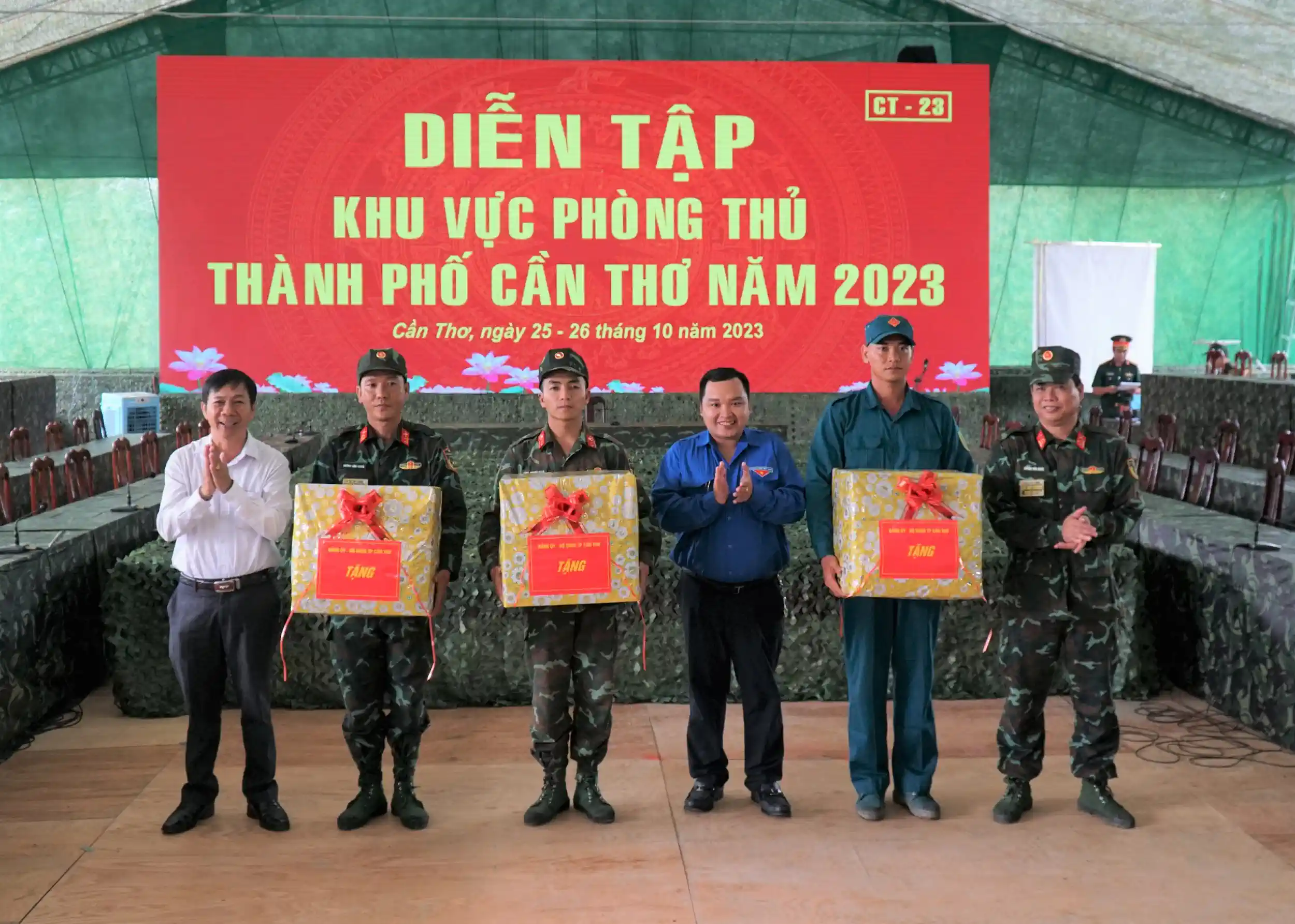 Lãnh đạo Bộ CHQS thành phố, Ủy ban MTTQVN thành phố và Thành đoàn Cần Thơ tặng quà  cán bộ, chiến sĩ.