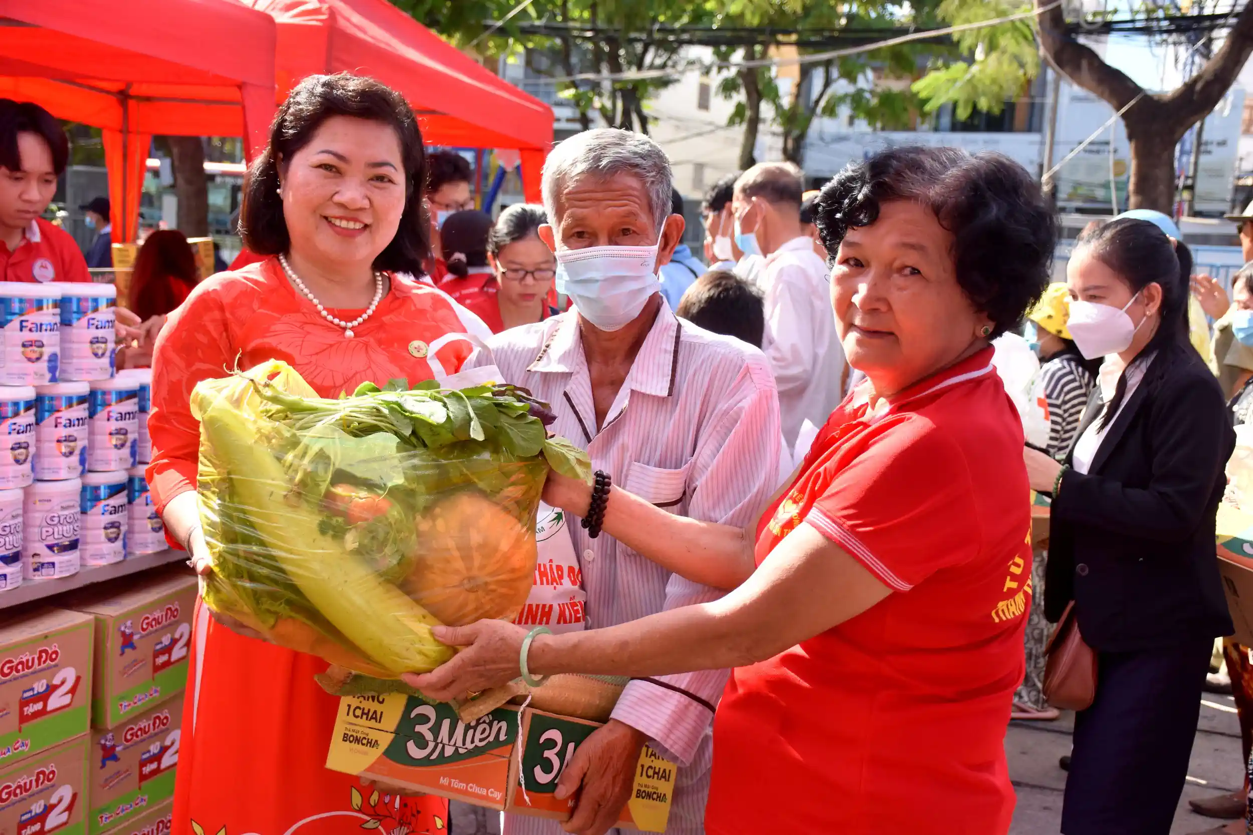 Bà Huỳnh Thanh Thảo, Chủ tịch Hội CTĐ TP Cần Thơ (bên trái), tặng quà hộ nghèo ở quận Ninh Kiều.