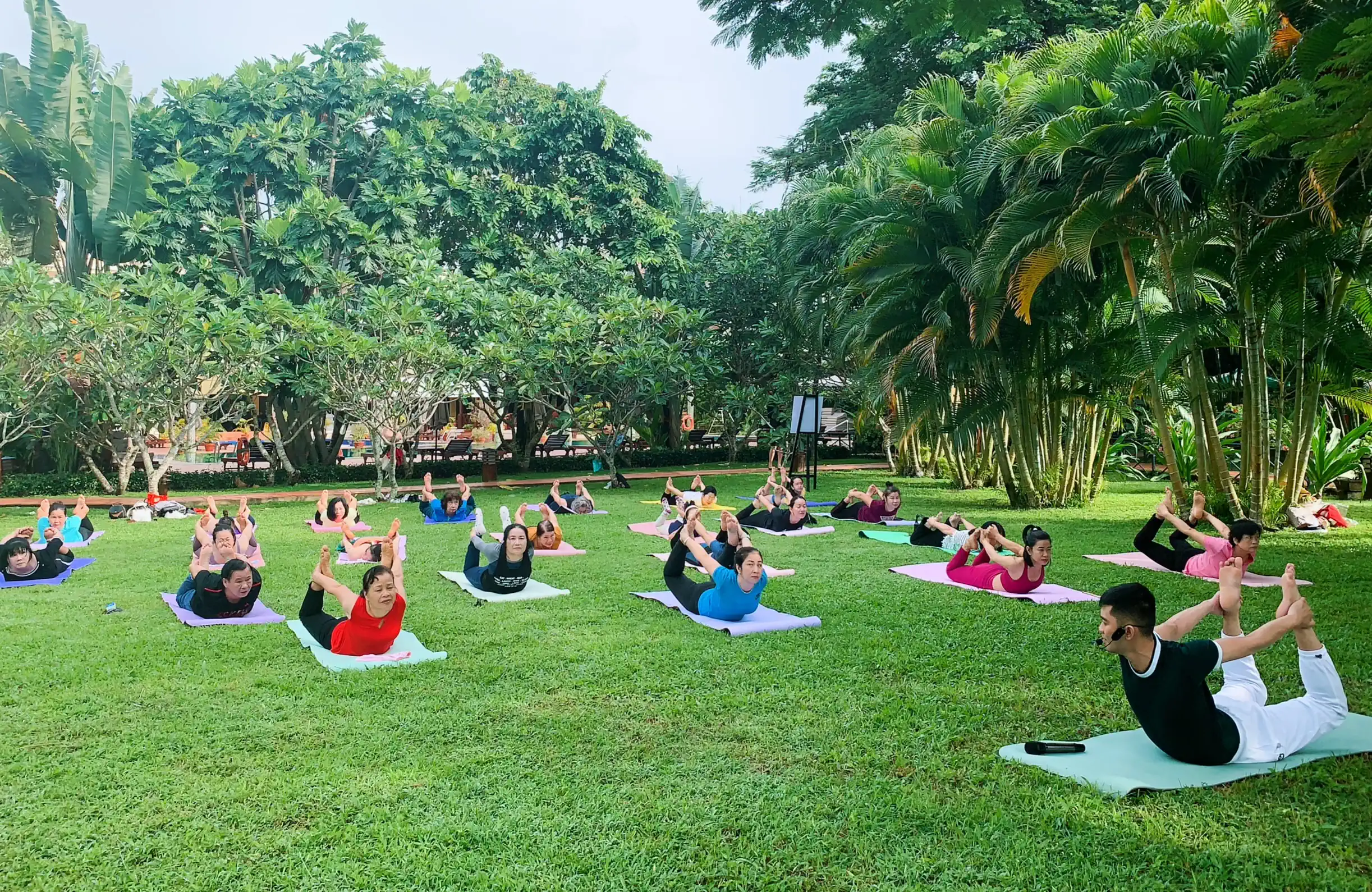 Buổi workshop yoga có sự tham gia của nhiều người và hướng dẫn bài bản của huấn luyện viên. 