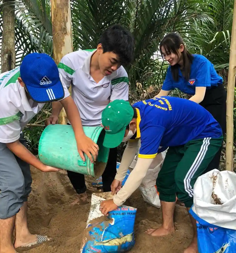 Khởi sắc phong trào tình nguyện Sinh viên Trường Đại học Tây Đô tình nguyện xây dựng đường giao thông ở xã An Thuận, huyện Thạnh Phú, tỉnh Bến Tre trong dịp hè năm 2023. Ảnh: CTV