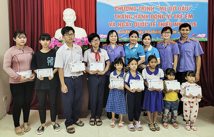 Hội LHPN huyện Cờ Đỏ cùng các đơn vị tổ chức trao quà cho các trẻ mồ côi do ảnh hưởng dịch COVID-19 nhân Tháng Hành động vì trẻ em năm 2023. Ảnh: CTV