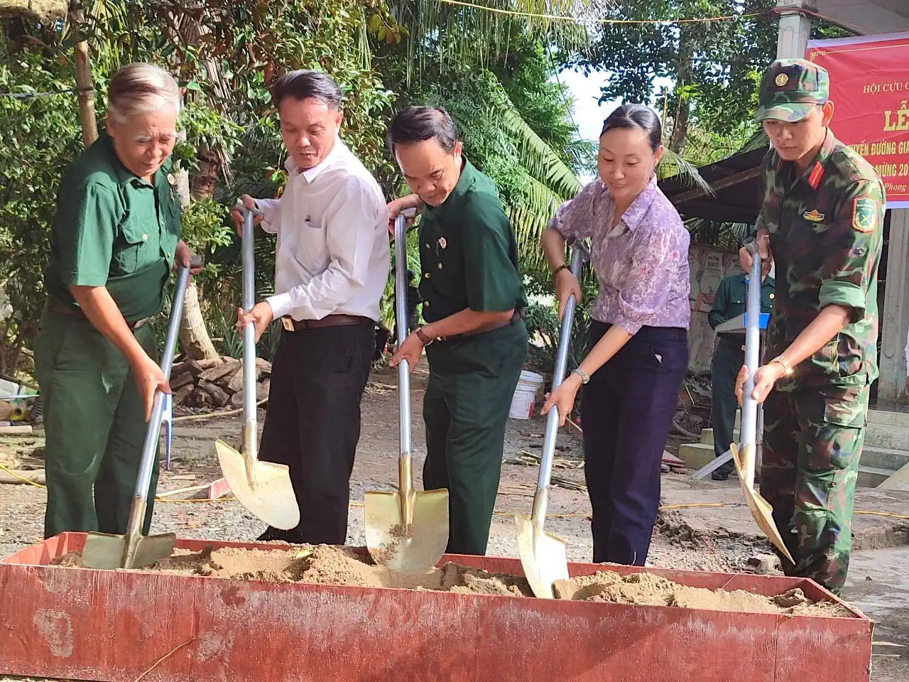 Các đại biểu thực hiện nghi thức&nbsp;khởi công xây dựng tuyến đường giao thông&nbsp;Rạch Ông Nghĩa&nbsp;tại ấp Trường Trung A, xã Tân Thới. Ảnh: Đơn vị cung cấp