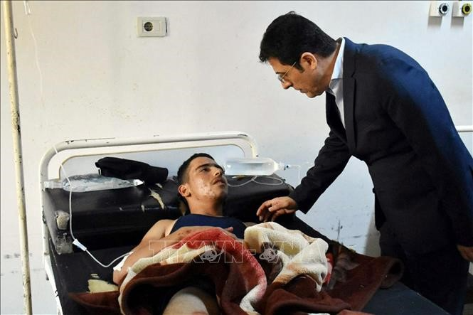  Bộ trưởng Y tế Syria Hassan Muhammad al-Ghobash thăm các học viên bị thương. Ảnh: AFP/TTXVN