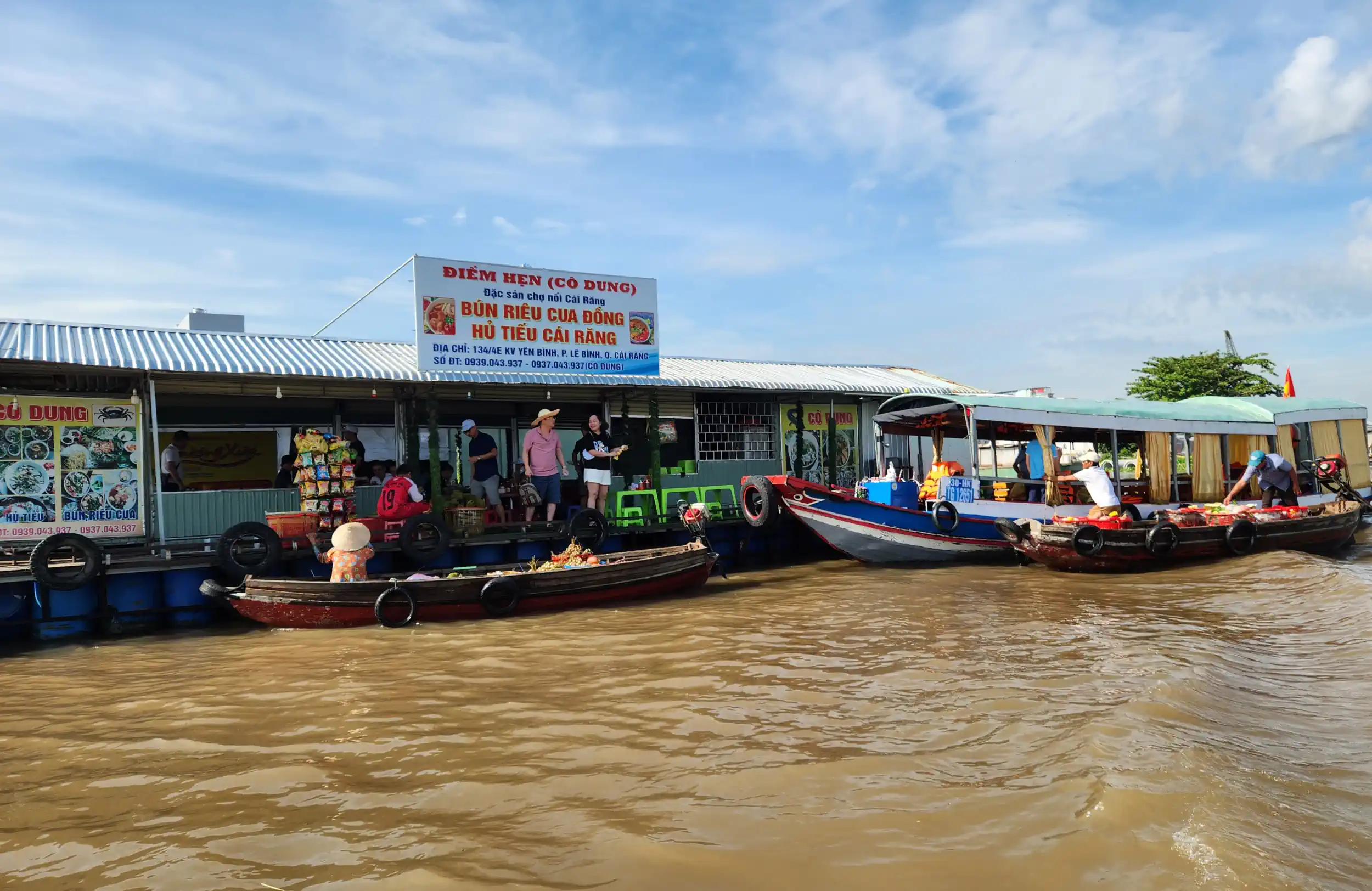 Tổng mức bán lẻ hàng hóa, doanh thu dịch vụ đạt gần 16.620 tỉ đồng Du khách tham quan, trải nghiệm tại một điểm dừng chân trên chợ nổi Cái Răng.