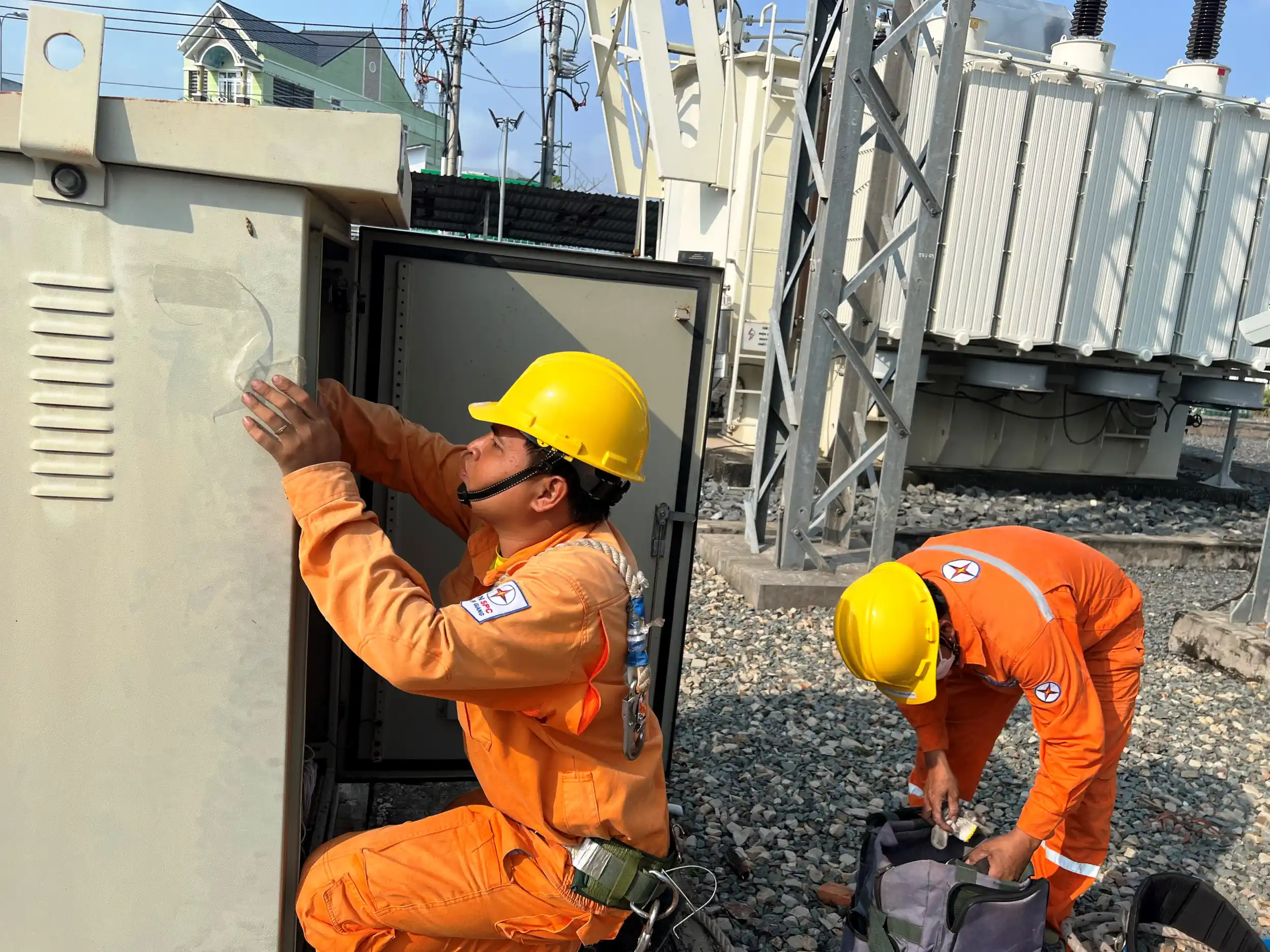 Công nhân Công ty Điện lực TP Cần Thơ thực hiện sửa chữa tại một trạm biến áp, cung cấp điện trọng yếu cho các khu công nghiệp trên địa bàn phường Trà Nóc quận Bình Thủy.