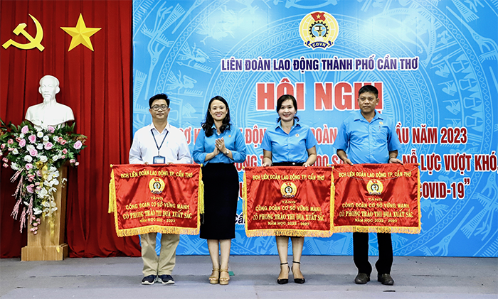 Bà Lê Thị Sương Mai, Chủ tịch LĐLĐ TP Cần Thơ tặng Bằng khen cho các Công đoàn cơ sở vững mạnh, có phong trào thi đua xuất sắc năm học 2022-2023.
