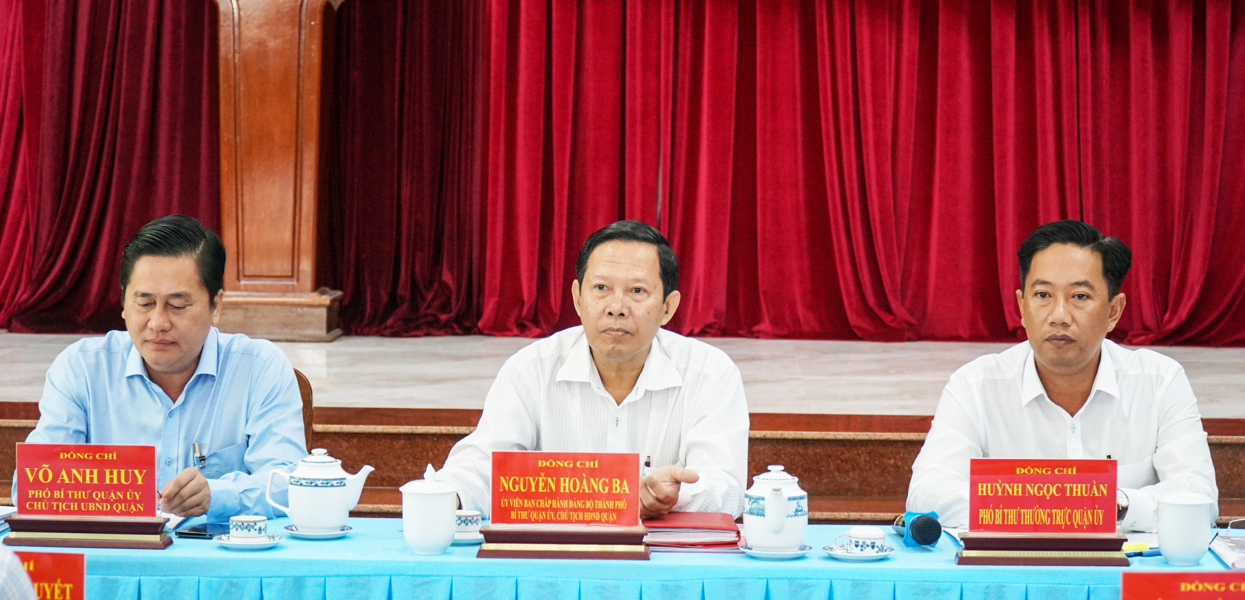 Thường trực Quận ủy chủ trì hội nghị. Ảnh: ANH DŨNG