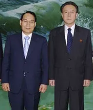 Giám đốc cơ quan tình báo Hàn Quốc Kim Man-bok (trái) và người đồng cấp Triều Tiên Kim Yang-Kun trong cuộc gặp mới đây. Ảnh: Reuters