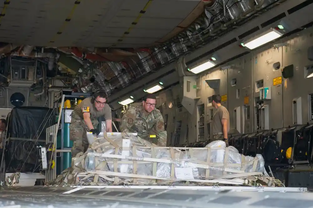 Mỹ chuyển lô cảm biến vệ tinh cho Nhật Bản hồi tháng 5. Ảnh: U.S. Air Force