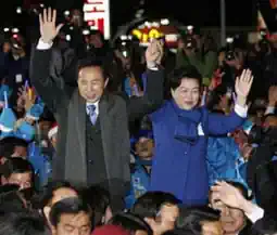 Ông Lee Myung-bak và phu nhân Kim Yoon-ok mừng chiến thắng cùng những người ủng hộ. Ảnh: Reuters 