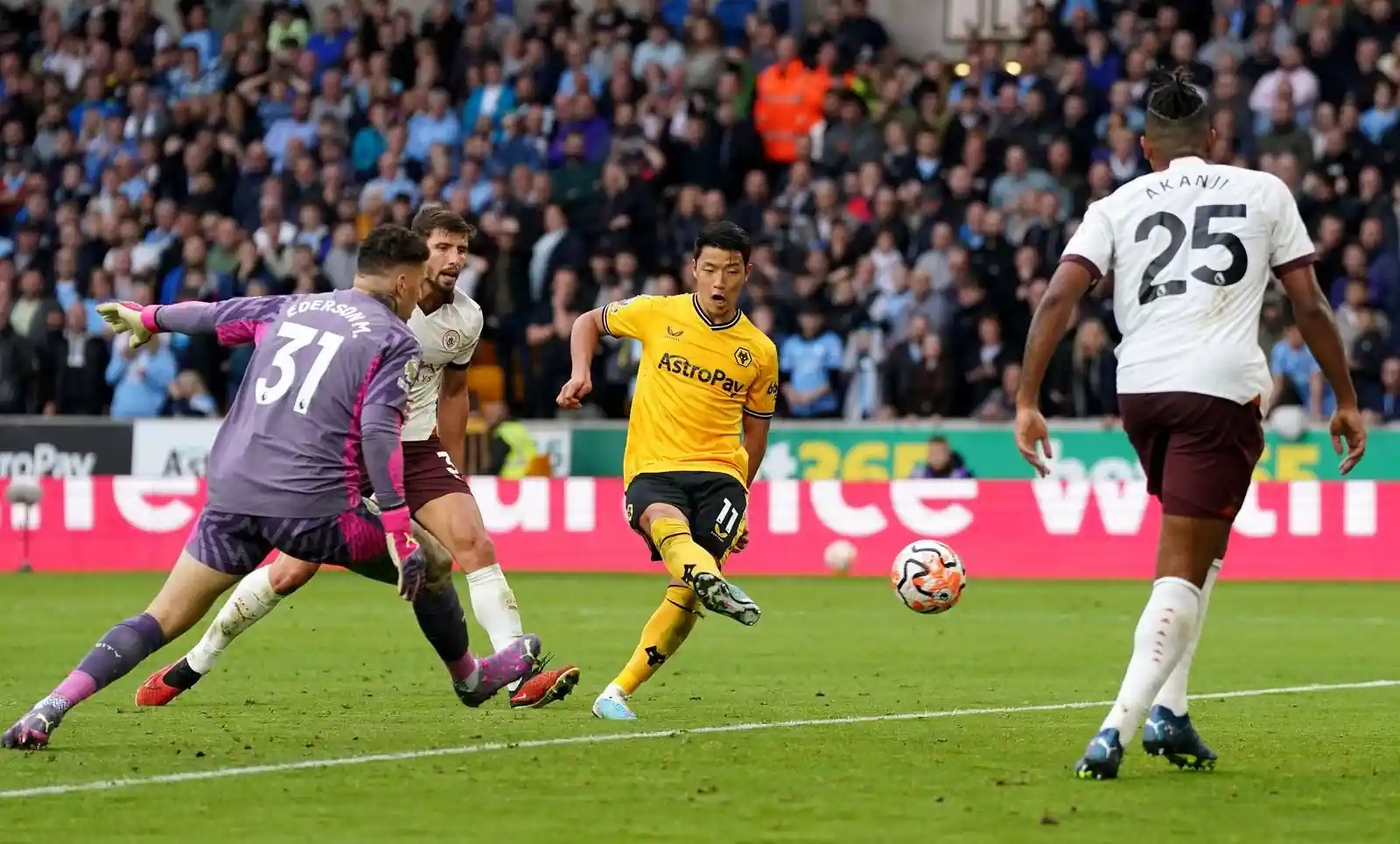Ngôi sao châu Á ghi “bàn thắng đẹp” cho Wolves Hwang Hee-chan (giữa) khiến Man City nhận thất bại đầu tiên ở EPL mùa này. Ảnh: PA