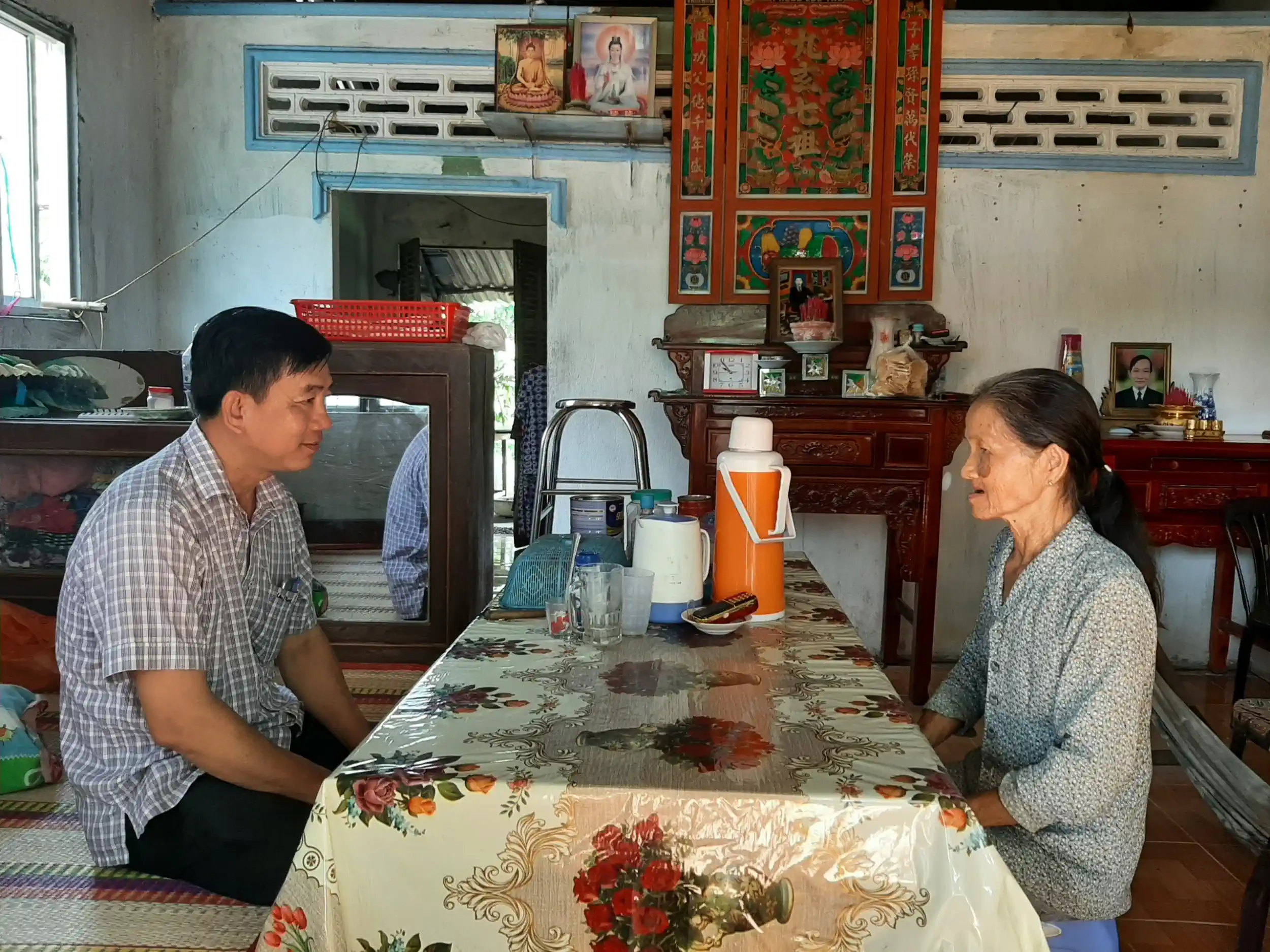 Làm cho dân tin tưởng, ủng hộ Đồng chí Lê Văn An thăm hỏi đời sống nhân dân.