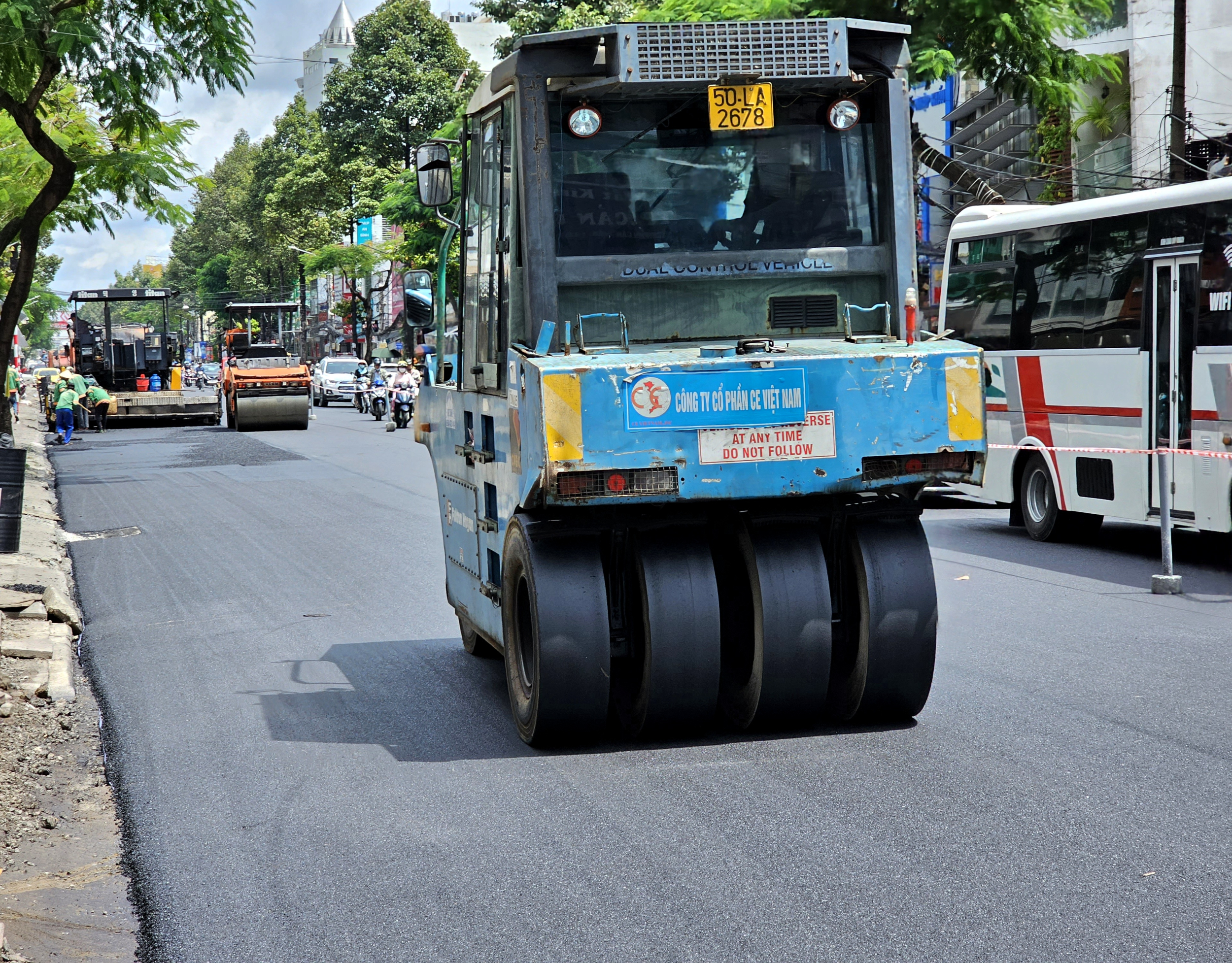 Thi công thảm mặt đường Trần Hưng Đạo trong ngày 8-10-2023. Ảnh: Anh Khoa