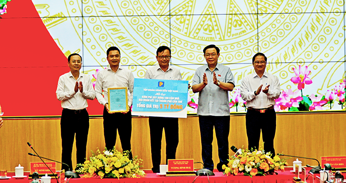 Chủ tịch Quốc hội Vương Đình Huệ chứng kiến Tập đoàn Xăng dầu Việt Nam trao bảng tượng trưng 5 tỉ đồng hỗ trợ xây dựng 100 căn nhà Đại đoàn kết tại địa bàn TP Cần Thơ.