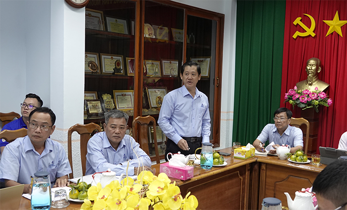 Lãnh đạo Công ty Cổ phần Cấp thoát nước Cần Thơ báo cáo việc thực hiện quy chế dân chủ tại đơn vị. Ảnh: NGỌC QUYÊN