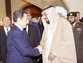 Tổng thống Pháp Sarkozy (trái) và người đồng nhiệm UEA Zayed Al Nahyan. Ảnh: Reuters 