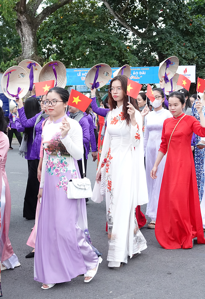 Nữ sinh duyên dáng áo dài diễu hành tiến về sân khấu chính.