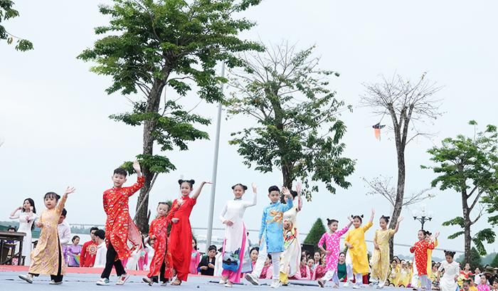 Màn trình diễn của các em thiếu nhi mang đến sự vui nhộn, trẻ trung cho chương trình.