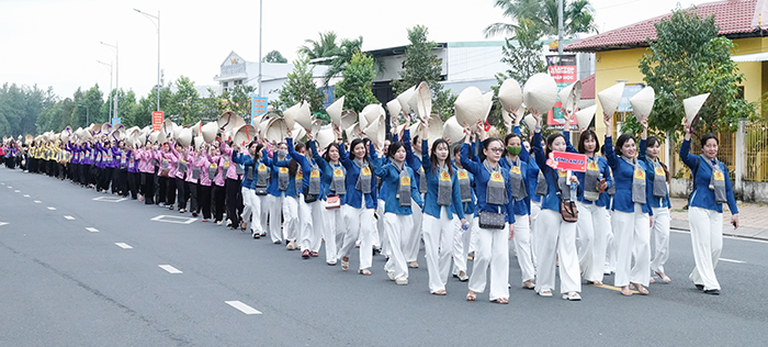 Ngay từ tờ mờ sáng, hàng ngàn phụ nữ từ khắp thành phố đã hội tụ về địa điểm tổng duyệt. Đội hình mặc áo bà ba và đội hình áo dài được chia làm 2 hướng, tiến về sân khấu chính.