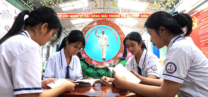 Học sinh Trường THPT Thới Lai tham quan, học tập tại Không gian Văn hóa Hồ Chí Minh. Ảnh: DUY KHÔI