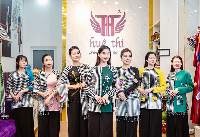 Hội tụ nét đẹp áo bà ba, áo dài Nhà thiết kế Huệ Thi, Hoa khôi Học sinh sinh viên thanh lịch TP Cần Thơ năm 2023 - Phan Lê Kim Ngọc (thứ 3 và thứ 4, từ phải sang) và các người mẫu trong bộ sưu tập áo bà ba từ chất liệu khăn rằn. Ảnh: DUY KHÔI