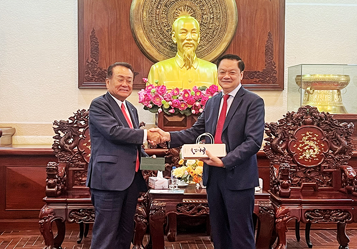 Ông Dương Tấn Hiển, Phó Chủ tịch UBND TP Cần Thơ (bìa phải) tặng quà cho đại diện Tập đoàn Senko.
