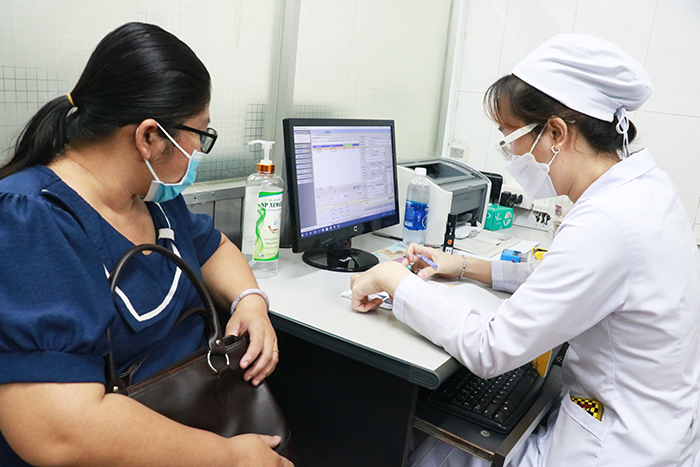 Các bệnh viện trực thuộc Sở Y tế TP Cần Thơ thực hiện cơ chế tự chủ tài chính, góp phần giảm số lượng lớn người làm việc hưởng lương từ ngân sách nhà nước. Trong ảnh: Bệnh nhân được tư vấn phương pháp điều trị, chăm sóc da tại Bệnh viện Da liễu TP Cần Thơ - đơn vị thực hiện cơ chế tự chủ chi thường xuyên.