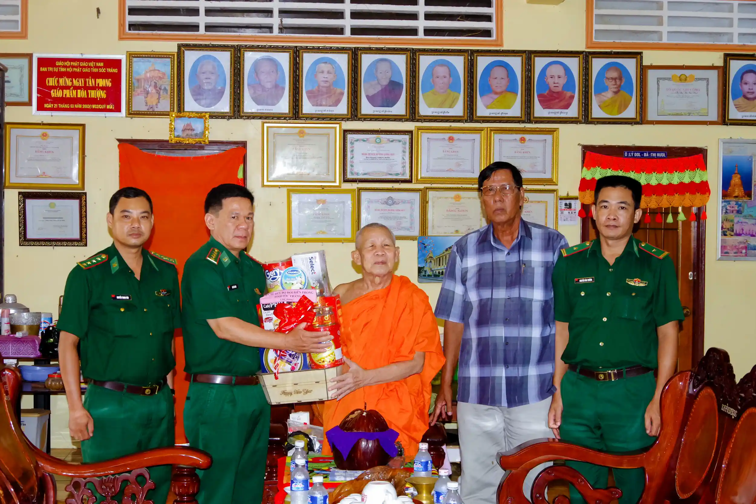 Đại tá Bùi Văn Bình thăm, tặng quà Hòa thượng Thạch Huôl, Trụ trì chùa Prey Chóp, xã Lai Hòa, thị xã Vĩnh Châu.