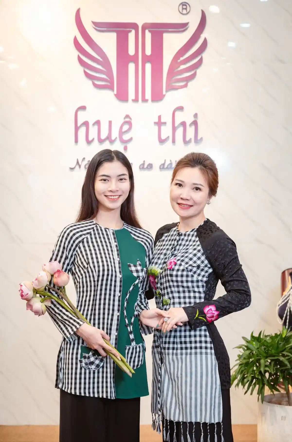 NTK Huệ Thi (bìa phải) và Hoa khôi Học sinh sinh viên thanh lịch TP Cần Thơ năm 2023 - Phan Lê Kim Ngọc thướt tha áo bà ba khăn rằn.