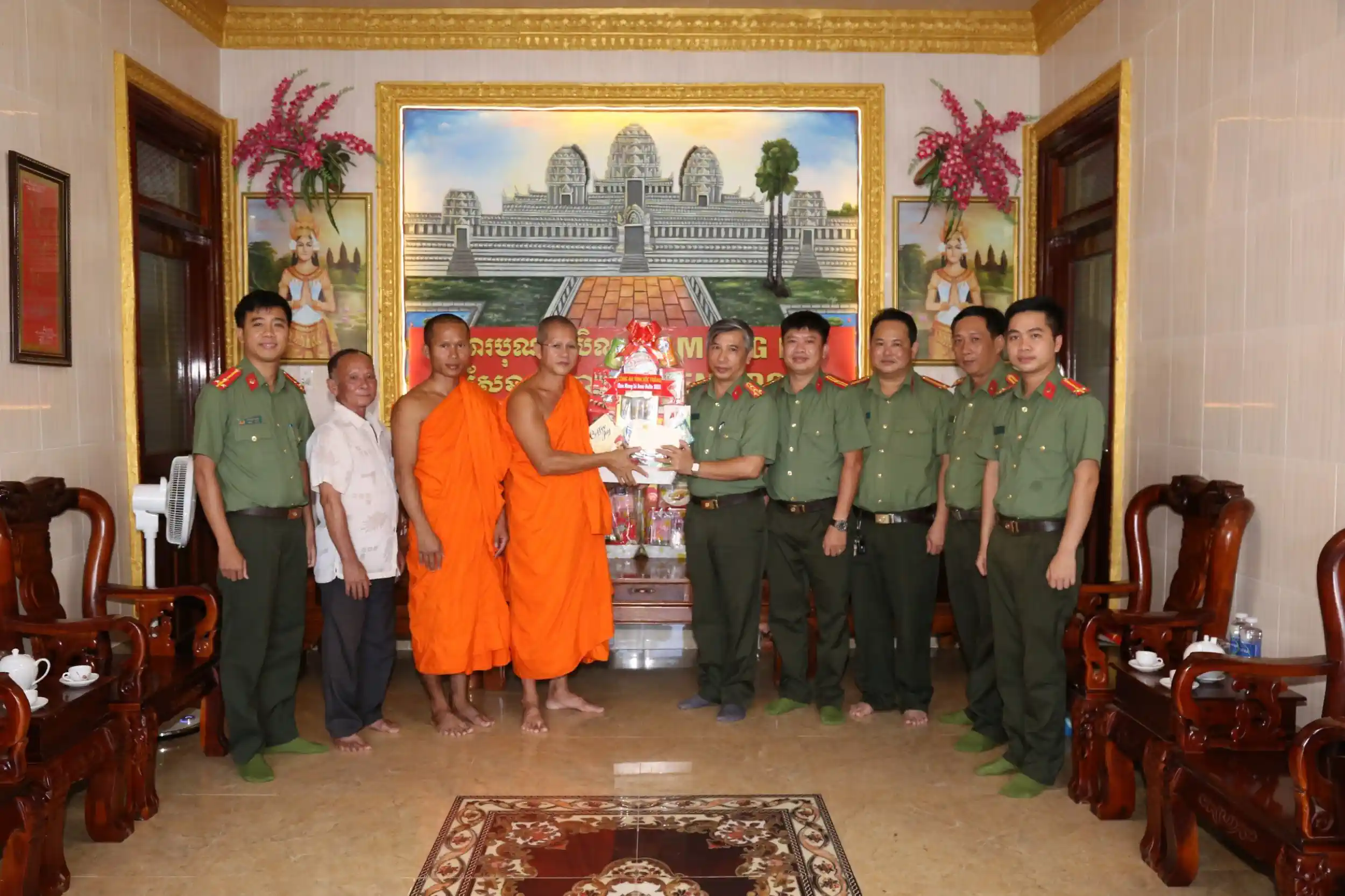 Đại tá Huỳnh Hoài Hận, Phó Giám đốc Công an tỉnh Sóc Trăng, thăm, chúc mừng Lễ Sene Dolta tại chùa Serey Tà Mơn, xã Viên Bình, huyện Trần Đề.