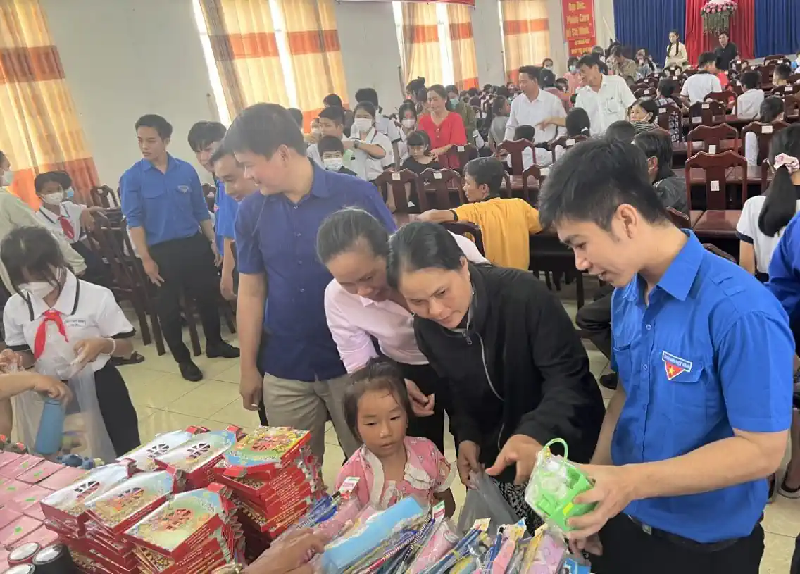 Mô hình “Gian hàng dụng cụ học tập 0 đồng” do Đoàn phường Phước Thới phối hợp với Hội Khuyến học, ngành, đoàn thể phường tổ chức.