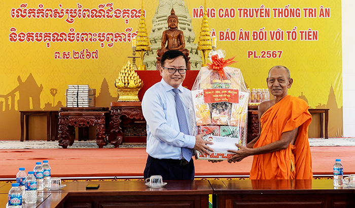 Đồng chí Nguyễn Trung Nhân tặng quà tại Học viện Phật giáo Nam tông Khmer.