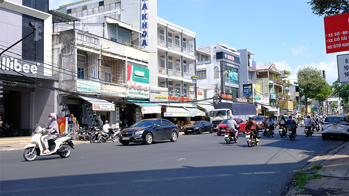 Đường Trần Hưng Đạo đã thảm nhựa từ chân cầu Nhị Kiều đến ngã tư Trần Hưng Đạo - Mậu Thân - 3 Tháng 2.