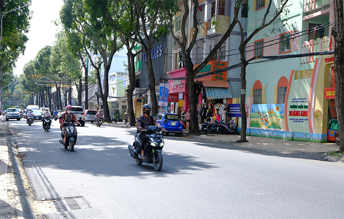 Cùng với đường Trần Hưng Đạo, tuyến đường Nguyễn Trãi cũng hoàn thành thảm nhựa.